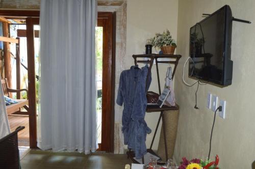 大塞拉a casinha的客厅墙上挂着蓝色的长袍
