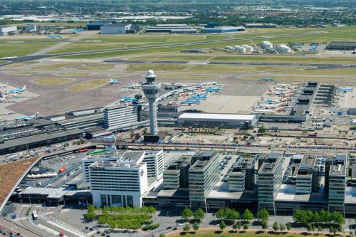 史基浦Sheraton Amsterdam Airport Hotel and Conference Center的机场,有控制塔和跑道