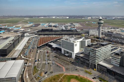 史基浦Sheraton Amsterdam Airport Hotel and Conference Center的机场城市空中景观