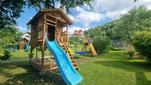 什恰夫尼察Korona Pienin Domki & Apartamenty的一个带滑梯和游戏房的游乐场