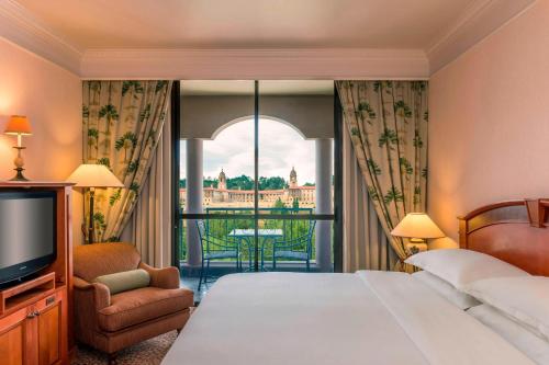 比勒陀利亚比勒陀利亚喜来登酒店 的酒店客房设有一张床和一个大窗户