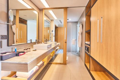 新德里Aloft New Delhi Aerocity的一间带两个盥洗盆和大镜子的浴室