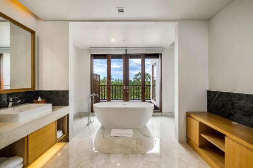 乌布Element Bali Ubud的一间带大浴缸和大窗户的浴室