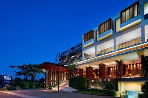 塞米亚克巴厘岛塞米亚克福朋喜来登酒店的一座晚上有灯的建筑