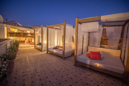 马拉喀什里亚德厄尔尼诺瓦拉酒店&Spa的庭院里设有四张双层床