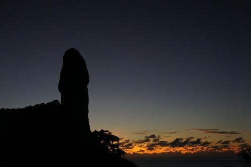 费尔南多 - 迪诺罗尼亚Casa Makaira的山丘的轮廓,背景是日落