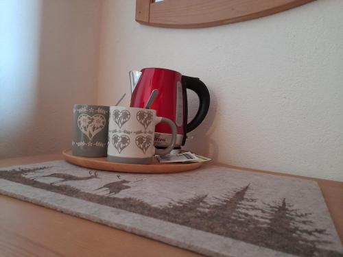 蓬圣马丁Bed & Breakfast La Crotta的桌上放着两个咖啡杯