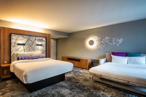 布鲁塞尔布鲁塞尔舒曼雅乐轩酒店的酒店客房设有两张床和窗户。