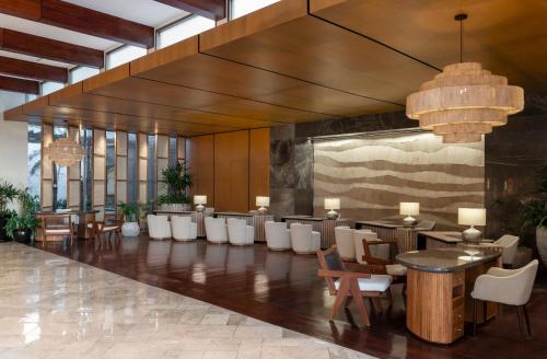 普拉亚卡门玛亚克巴费尔蒙酒店的大楼内带白色椅子和桌子的大堂