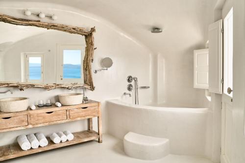 伊亚圣托里尼神秘豪华酒店的带浴缸、水槽和镜子的浴室