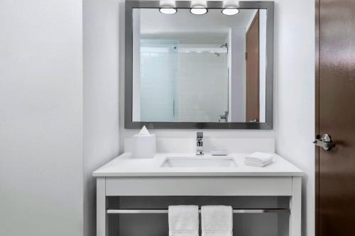 巴里巴里福朋喜来登酒店的浴室配有带镜子的盥洗盆和毛巾