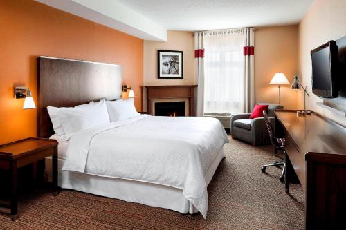 巴里巴里福朋喜来登酒店的酒店客房设有一张白色大床和椅子