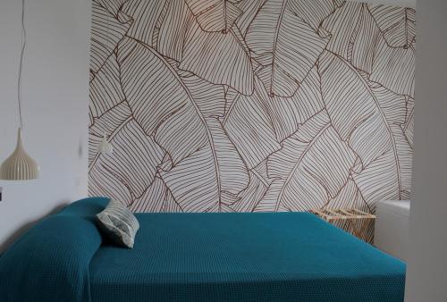 韦内雷港CaseMaggi Attico sul Mare, Penthouse on the Sea的一间卧室配有一张带墙壁的绿色床