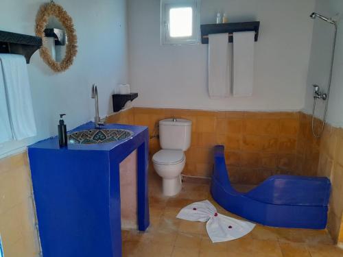 索维拉Wave Mogador的一间带蓝色桌子和卫生间的浴室