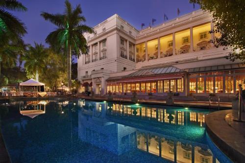 班加罗尔ITC Windsor, a Luxury Collection Hotel, Bengaluru的大楼前设有游泳池的酒店