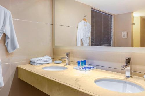 麦德林Four Points by Sheraton Medellín的浴室设有2个水槽和镜子