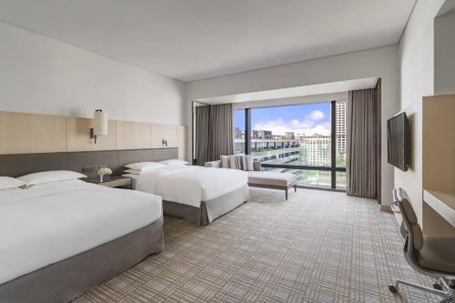 台北台北万豪酒店的酒店客房设有两张床和大窗户。
