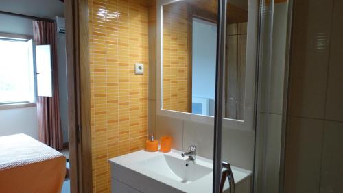 Foz do Sabor奥拉赖斯杜罗乡村民宿的一间带水槽和镜子的浴室