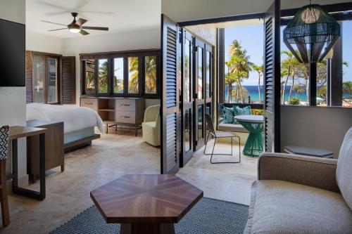 North StarCarambola Beach Resort St. Croix, US Virgin Islands的海景酒店客房 - 带一张特大号床