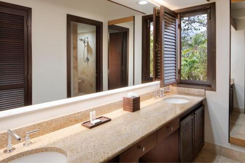 North StarCarambola Beach Resort St. Croix, US Virgin Islands的一间带两个盥洗盆和大镜子的浴室