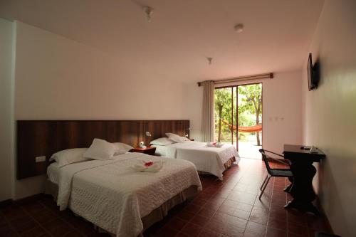 阿约拉港拉瓦之家旅馆的酒店客房设有两张床和窗户。
