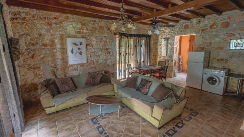 克里皮吉Stone Made Private Pool Villas Kriopigi的客厅配有两张沙发和一张桌子
