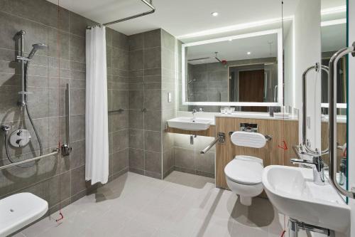 莱姆河下游的纽卡尔斯Courtyard by Marriott Stoke on Trent Staffordshire的浴室配有卫生间、盥洗盆和淋浴。