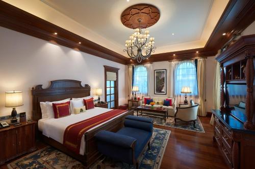 古尔冈ITC Grand Bharat, a Luxury Collection Retreat, Gurgaon, New Delhi Capital Region的一间大卧室,配有一张床和一台电视