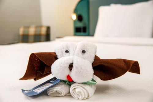 沃里克Delta Hotels by Marriott Warwick的一只塞满了大象的睡床上