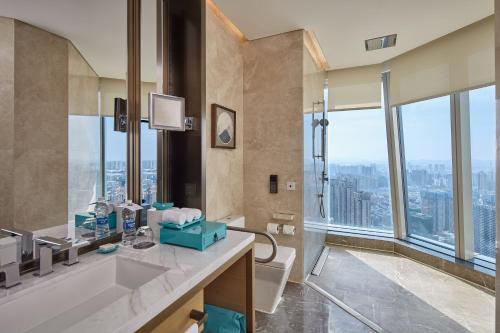 长沙长沙梅溪湖金茂豪华精选酒店的带淋浴、盥洗盆和卫生间的浴室