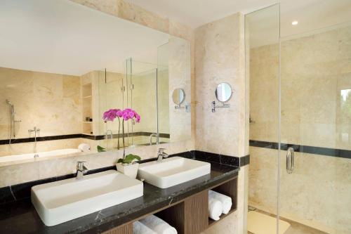 乌布巴厘岛乌布斯塔拉翠贡精选酒店的一间带两个盥洗盆和淋浴的浴室