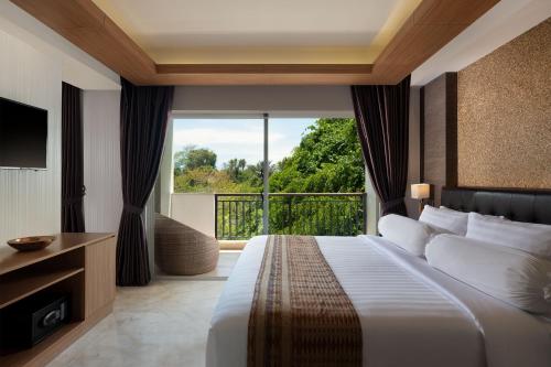 乌布巴厘岛乌布斯塔拉翠贡精选酒店的一间卧室设有一张大床和一个大窗户