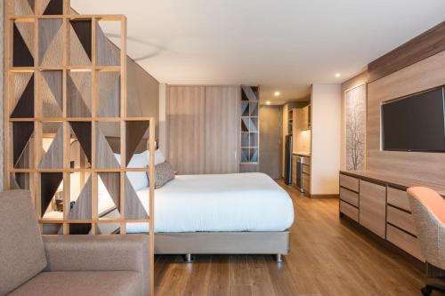波哥大Residence Inn by Marriott Bogota的一间酒店客房,配有一张床和一台电视