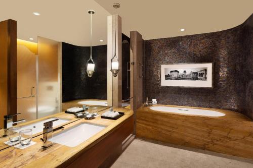 海得拉巴ITC Kohenur, a Luxury Collection Hotel, Hyderabad的一间带大浴缸和水槽的浴室