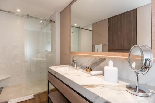 波哥大Residence Inn by Marriott Bogota的一间带水槽和镜子的浴室