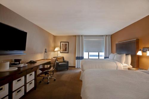 皮奥里亚Four Points by Sheraton Peoria的酒店客房配有两张床和一张书桌