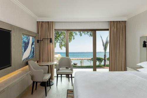 吉布提吉布提喜来登酒店的酒店客房设有一张床,享有海景。