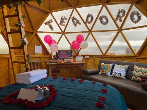 托塔Lago De Tota Glamping的蒙古包内带一张床和一张沙发的房间