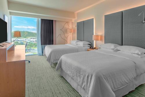 圣何塞哥斯达黎加圣何塞喜来登酒店的酒店客房设有两张床和一台平面电视。
