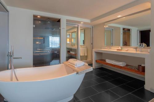 圣何塞哥斯达黎加圣何塞喜来登酒店的一间带大浴缸和两个盥洗盆的浴室