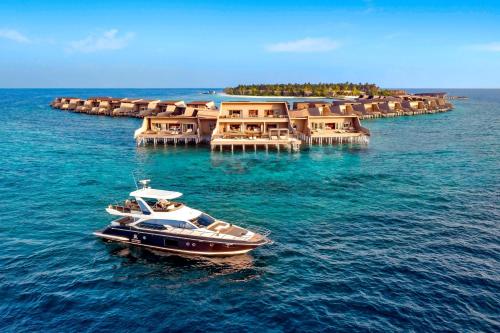 妮兰朵南环礁马尔代夫沃姆利瑞吉度假村的渡假村前的水中小船