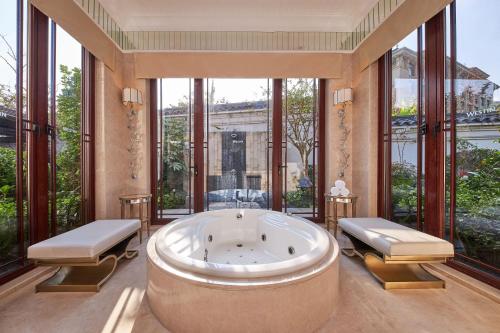 舟山舟山朱家尖绿城威斯汀度假酒店的带浴缸和大窗户的大浴室