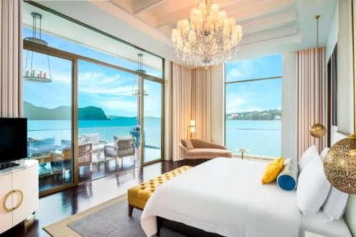 瓜埠兰卡威圣瑞吉斯酒店的卧室设有一张白色大床和大窗户