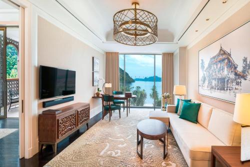 瓜埠兰卡威圣瑞吉斯酒店的带沙发和电视的客厅