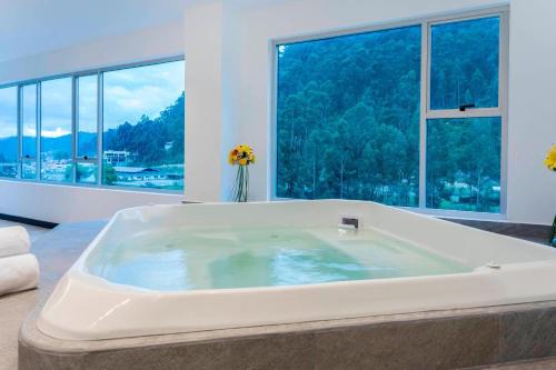 昆卡昆卡福朋喜来登酒店的带窗户的客房内的大浴缸