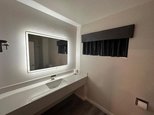 西科维纳五星级酒店 的一间带水槽和镜子的浴室