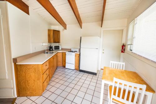 新奥尔良市Redwood Meadows RV Resort的厨房配有白色冰箱和桌子