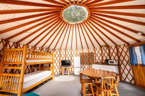 新奥尔良市Redwood Meadows RV Resort的配有圆顶帐篷、床和桌子的客房