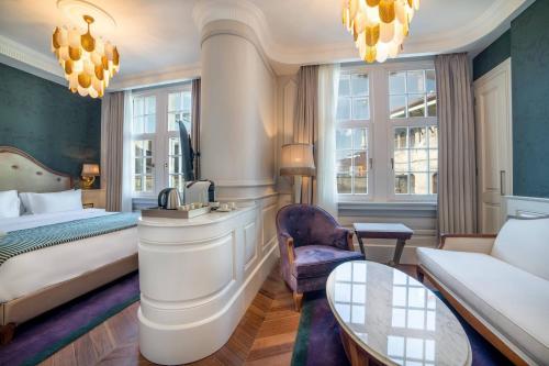 伊斯坦布尔Orientbank Hotel Istanbul, Autograph Collection的酒店客房配有床、沙发和桌子。