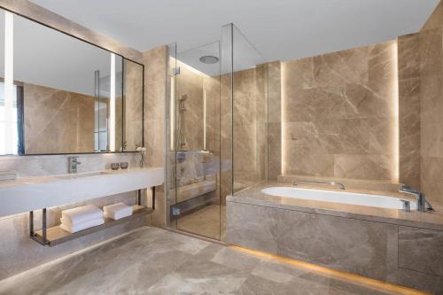 宝安深圳联投东方万怡酒店的带浴缸、水槽和镜子的浴室